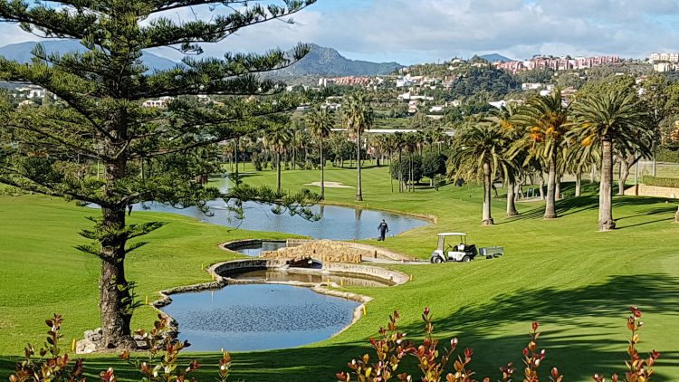 En av tre golfbaner i Nueva Andalucia